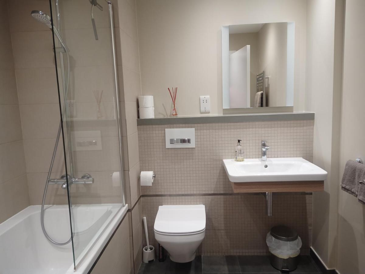 Kings Wharf Quay29 - Large Studio Apartment With 3 Pools - Gym - Rock Views - Holiday And Short Let Apartments In Γιβραλτάρ Εξωτερικό φωτογραφία